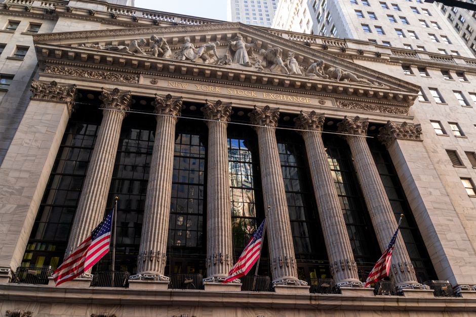Neoclassical facade of the New York Stock Exchange with American flags, the venue where today's record-high session is unfolding.