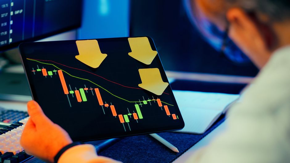 A market analyst reviews falling stock-market trends as investors weigh rates and growth