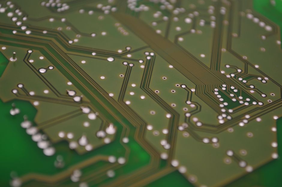Printed circuit board with intricate chip connections