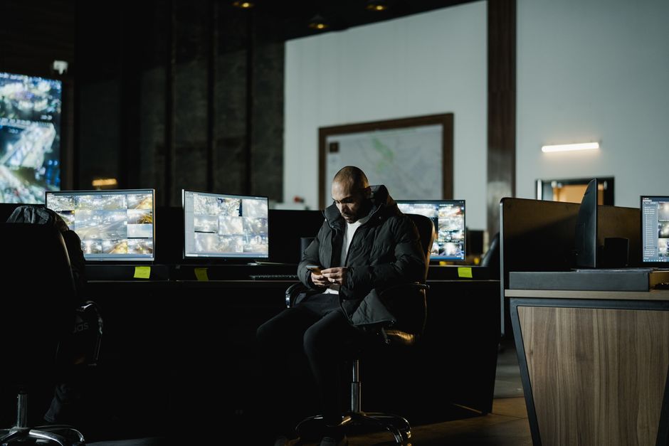 A technology professional monitors a complex operations system, echoing the demand and usage signals behind cloud software growth.