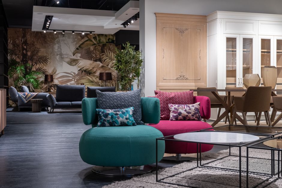 A contemporary living-room furniture showroom represents the discretionary spending channel exposed to housing, freight, and financing conditions