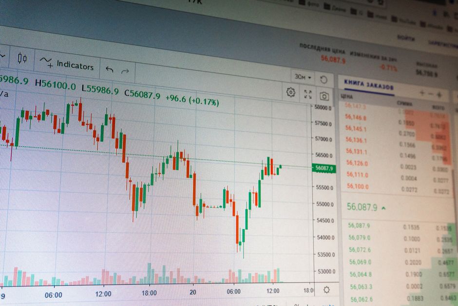 Market graph showing competing upward and downward price signals