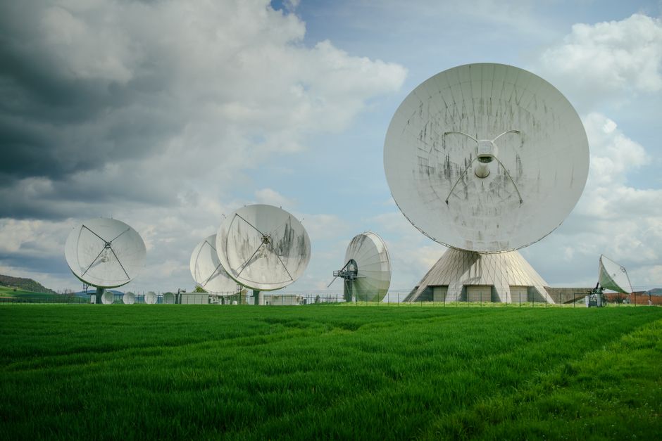 Satellite communication ground station antenna array