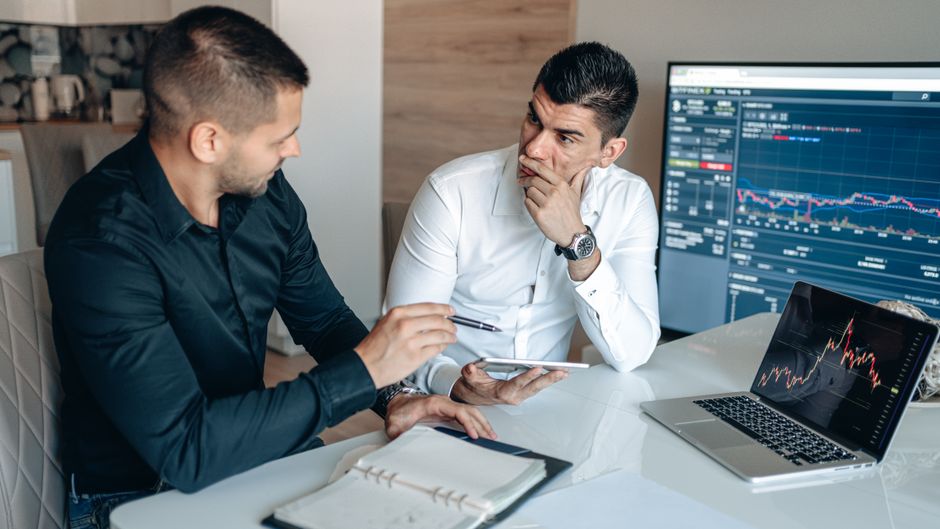 Institutional investors assess IPO demand and liquidity on trading screens.