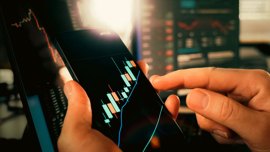 Trading data on a smartphone during a session of shifting stock-market leadership