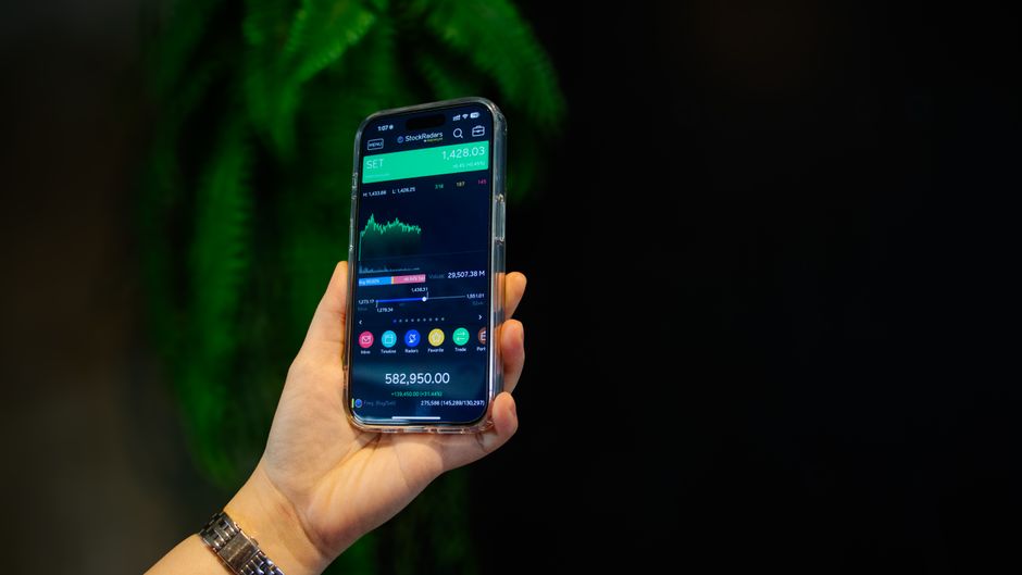 Smartphone displaying stock-market data, representing the liquidity test facing newly listed companies.
