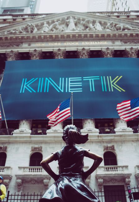 Fearless Girl statue facing NYSE