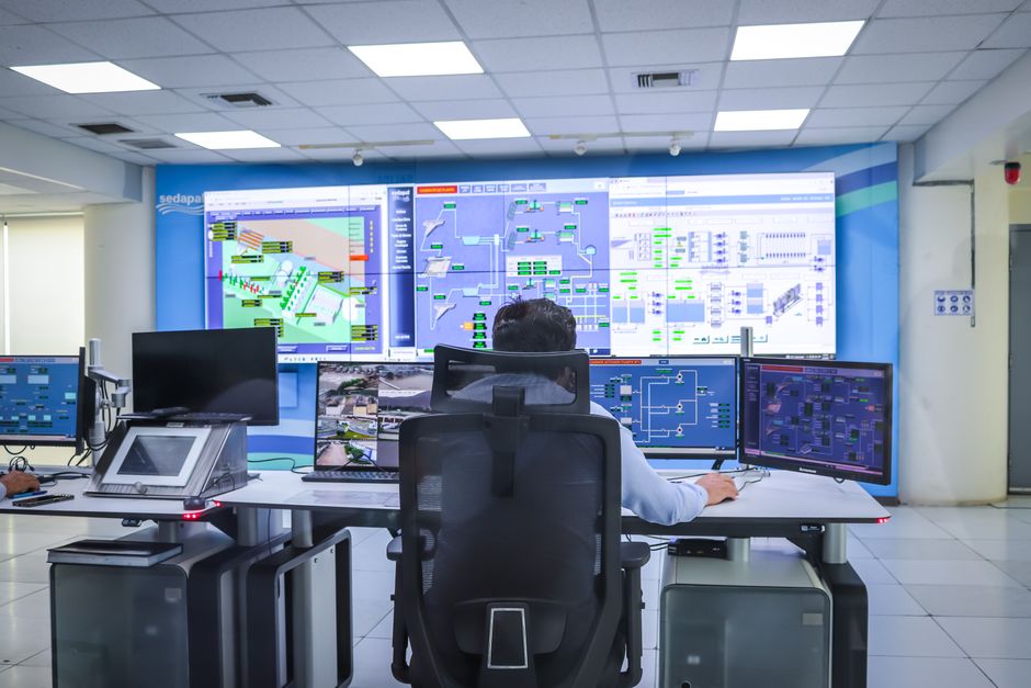 A cloud operations team monitors AI workload infrastructure.