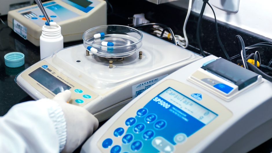 Pharmaceutical laboratory equipment with capsules