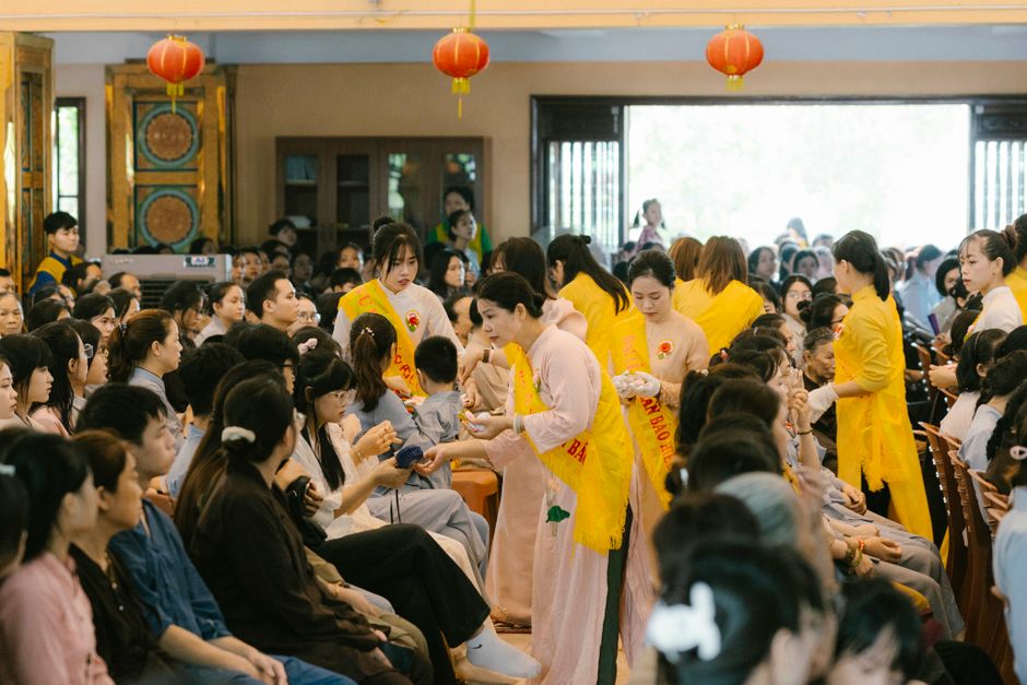 A ceremonial gathering represents the attention and price-discovery event around a new public listing.